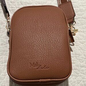 MALI-LILI JOSIE CROSSBODY, TRIPLE ZIP BAG IN TAN